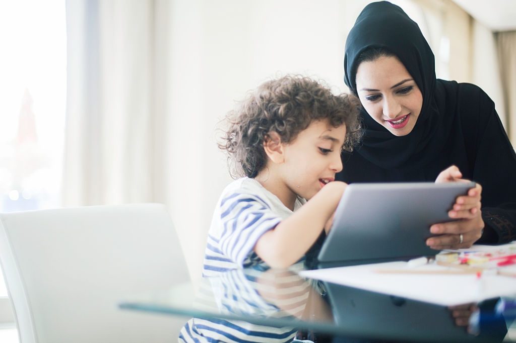 Pola Asuh Anak Islami di Tengah Tantangan Zaman Modern